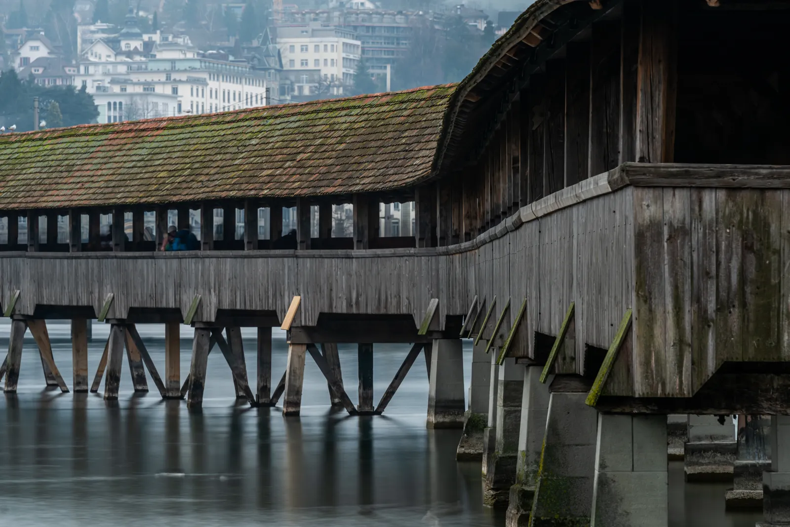 Le pont couvert et l'église des Jésuites sur la Reuss à Lucerne
