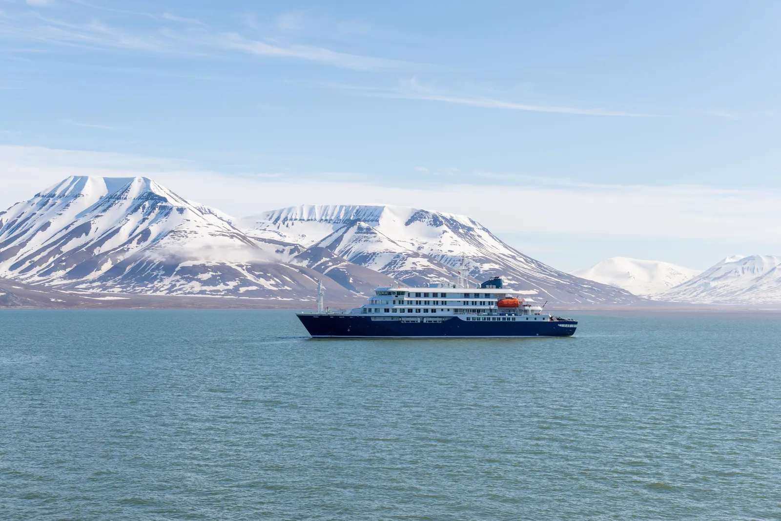 Navire de croisière d'expédition dans la mer arctique au Svalbard