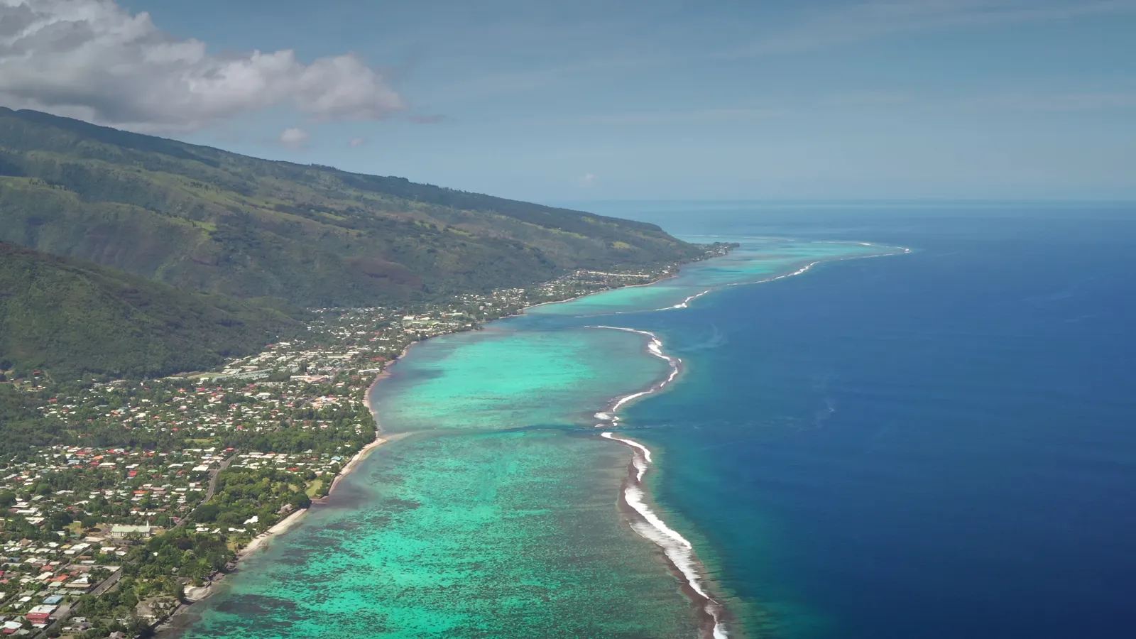 Le littoral de Tahiti, son récif turquoise et ses montagnes verdoyantes