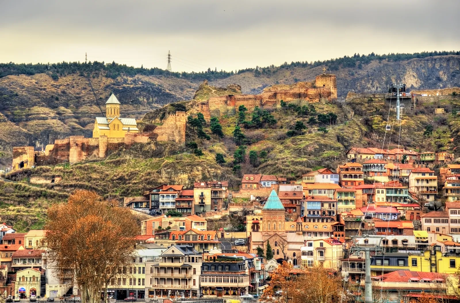 Visiter Tbilissi : vieille ville, bains, Narikala et climat Forteresse de Narikala dominant la vieille ville de Tbilissi, en Géorgie