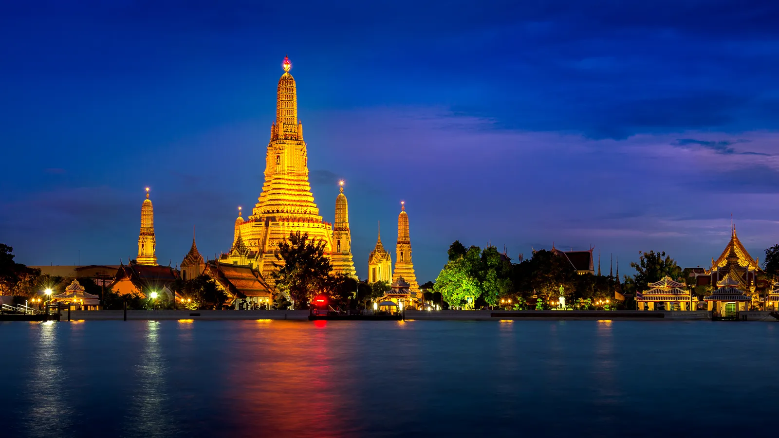 Le temple Wat Arun au bord du fleuve Chao Phraya, à Bangkok