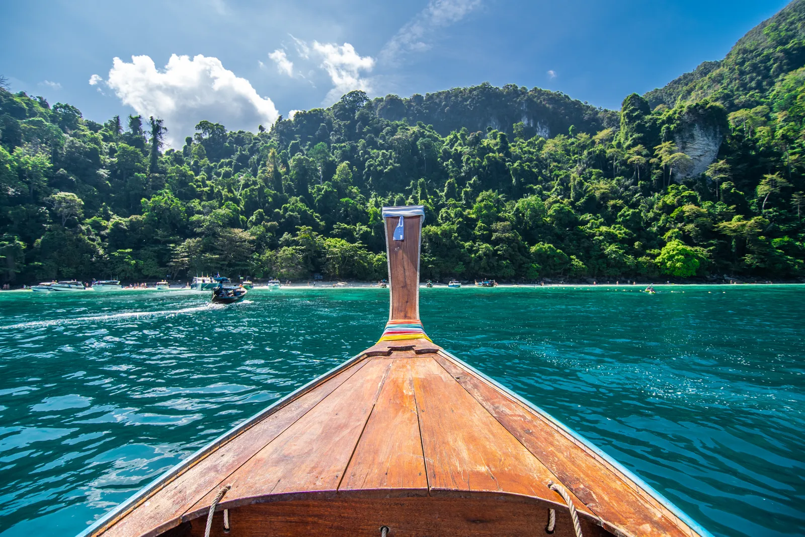 Quand partir en Thaïlande ? Meilleure période et climat mois par mois Bateau longtail dans la baie de Maya, sur l'île de Phi Phi Leh, en saison sèche