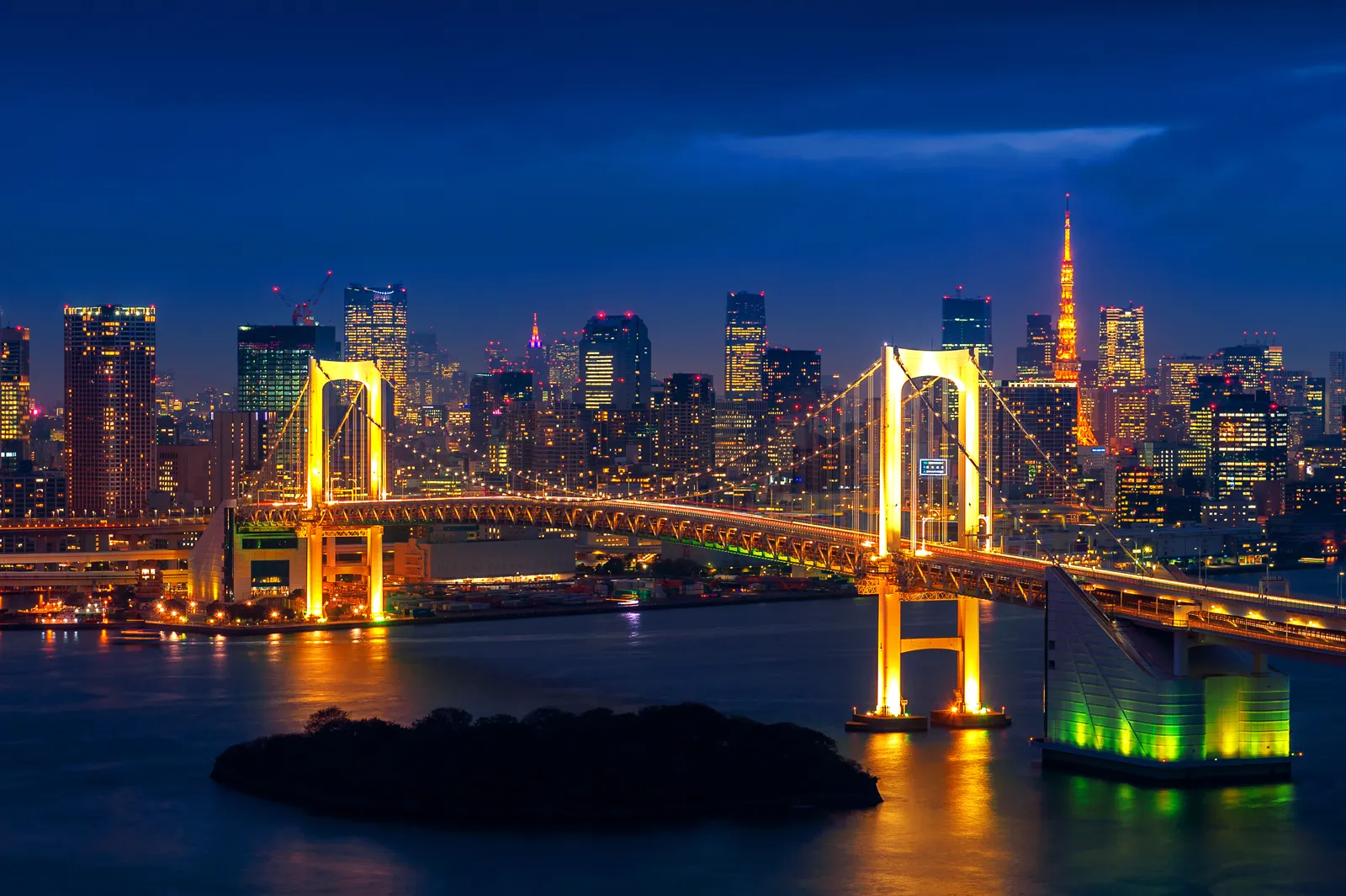 La skyline de Tokyo avec la Tokyo Tower et le Rainbow Bridge