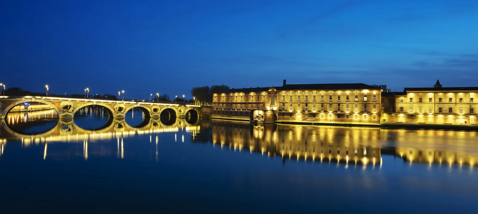 Visiter Toulouse : que faire dans la ville rose en 1 à 3 jours Le Pont-Neuf et les quais de la Garonne illuminés à Toulouse