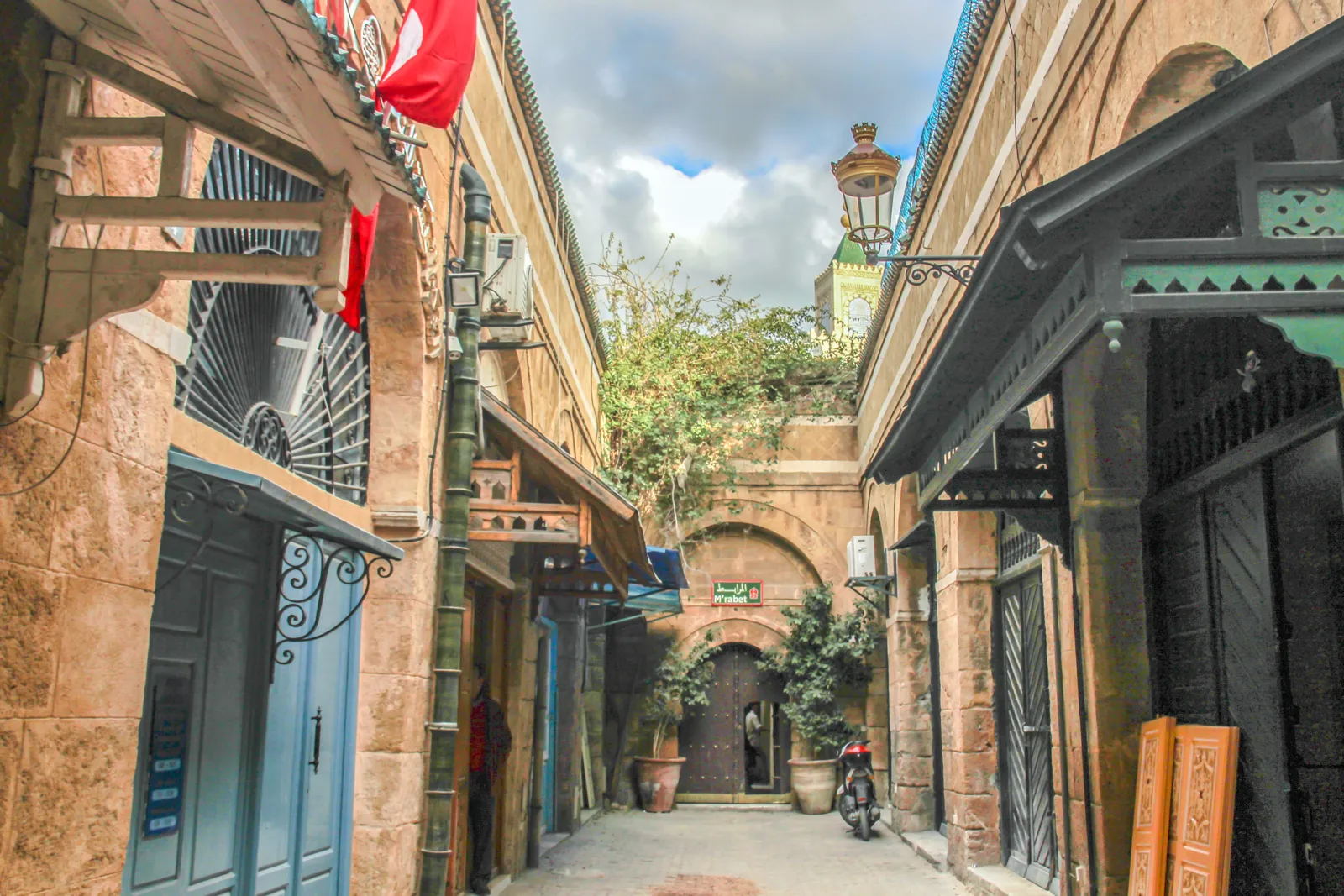 Une ruelle de la médina de Tunis avec ses portes et façades anciennes