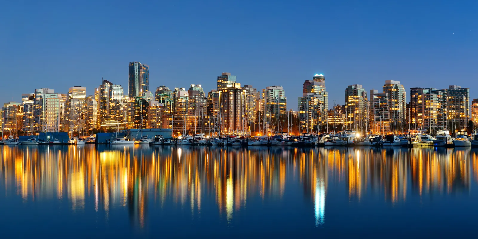 Le centre-ville de Vancouver au crépuscule vu depuis l'eau