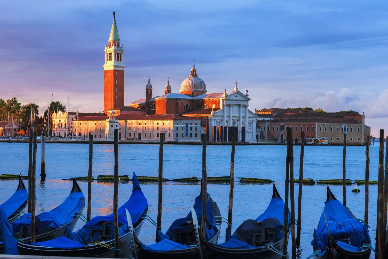 Quand partir à Venise ? Meilleure période et climat mois par mois Gondoles sur le Grand Canal de Venise au coucher du soleil