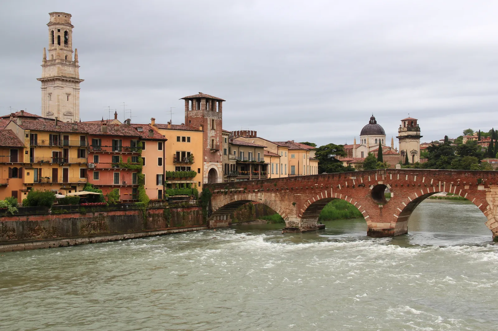 Le Ponte Pietra sur l'Adige et le campanile de la cathédrale de Vérone