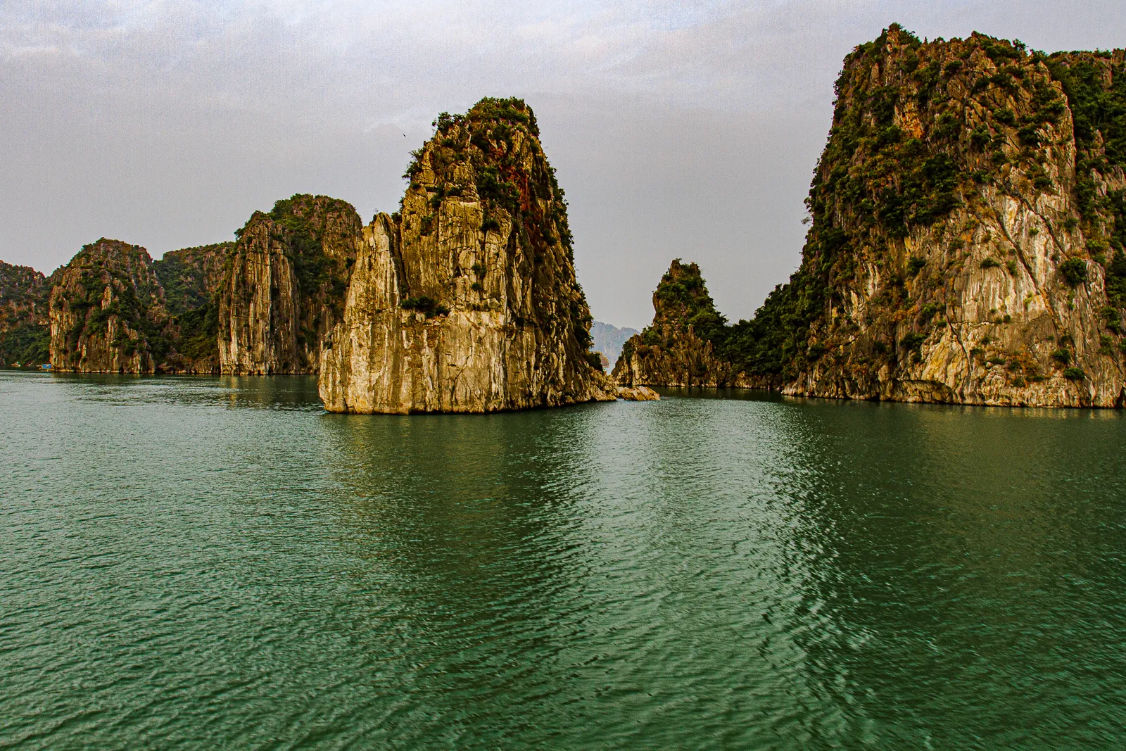 Voyage au Vietnam : guide complet, itinéraires et conseils pratiques Pitons karstiques de la baie d'Ha Long
