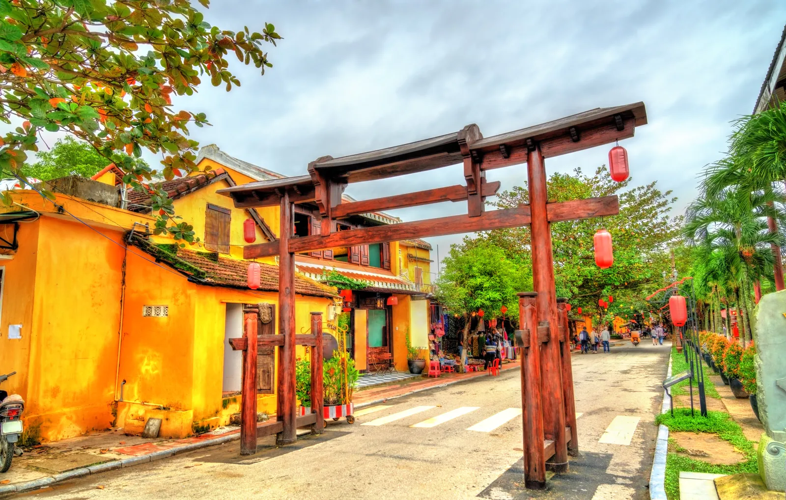 Où partir en mars ? Nos 12 destinations au soleil et ailleurs Arche traditionnelle ornée de lanternes dans la vieille ville de Hoi An, au Vietnam