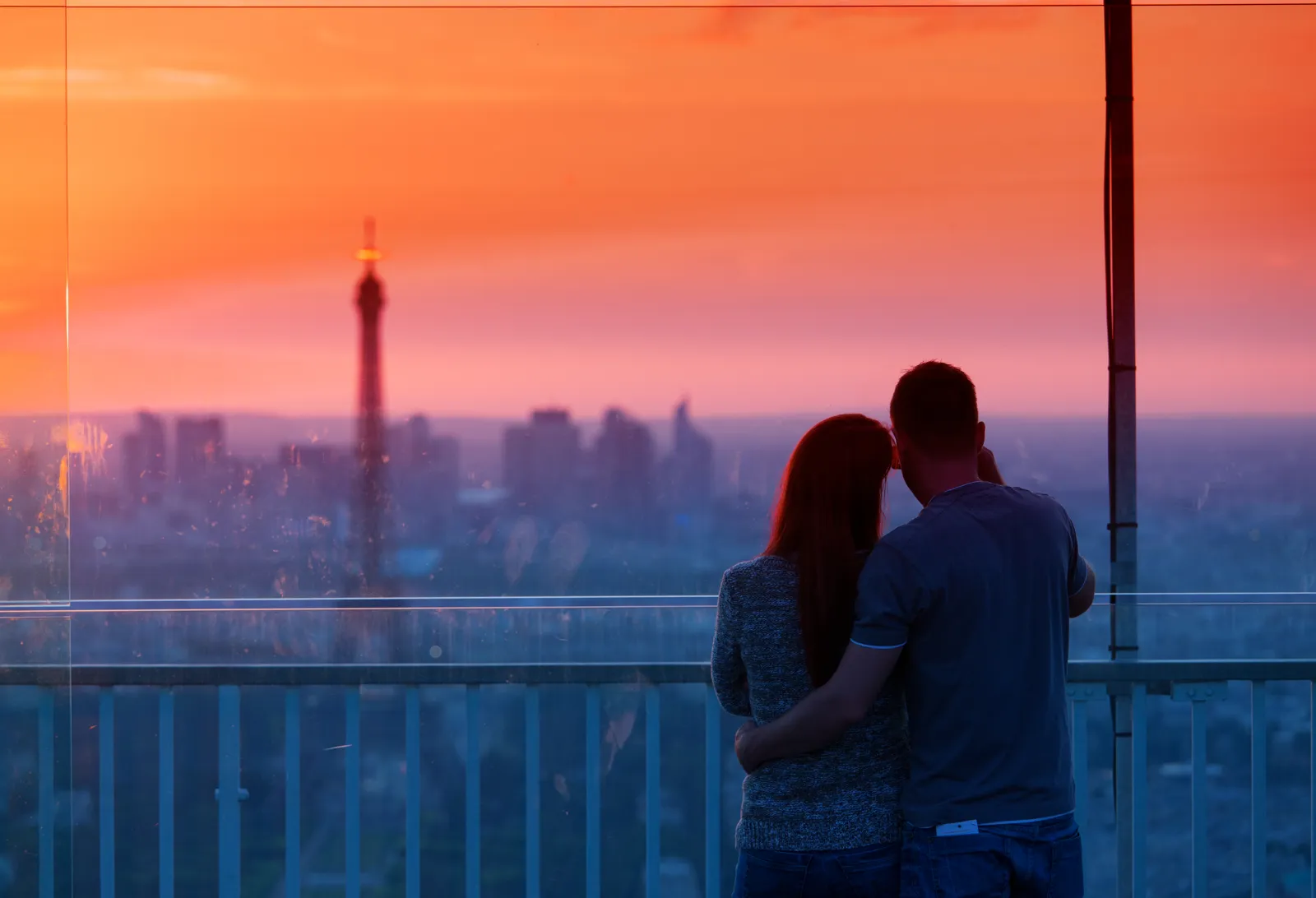 Week-end en amoureux : idées de destinations en France et en Europe Couple admirant la tour Eiffel à Paris