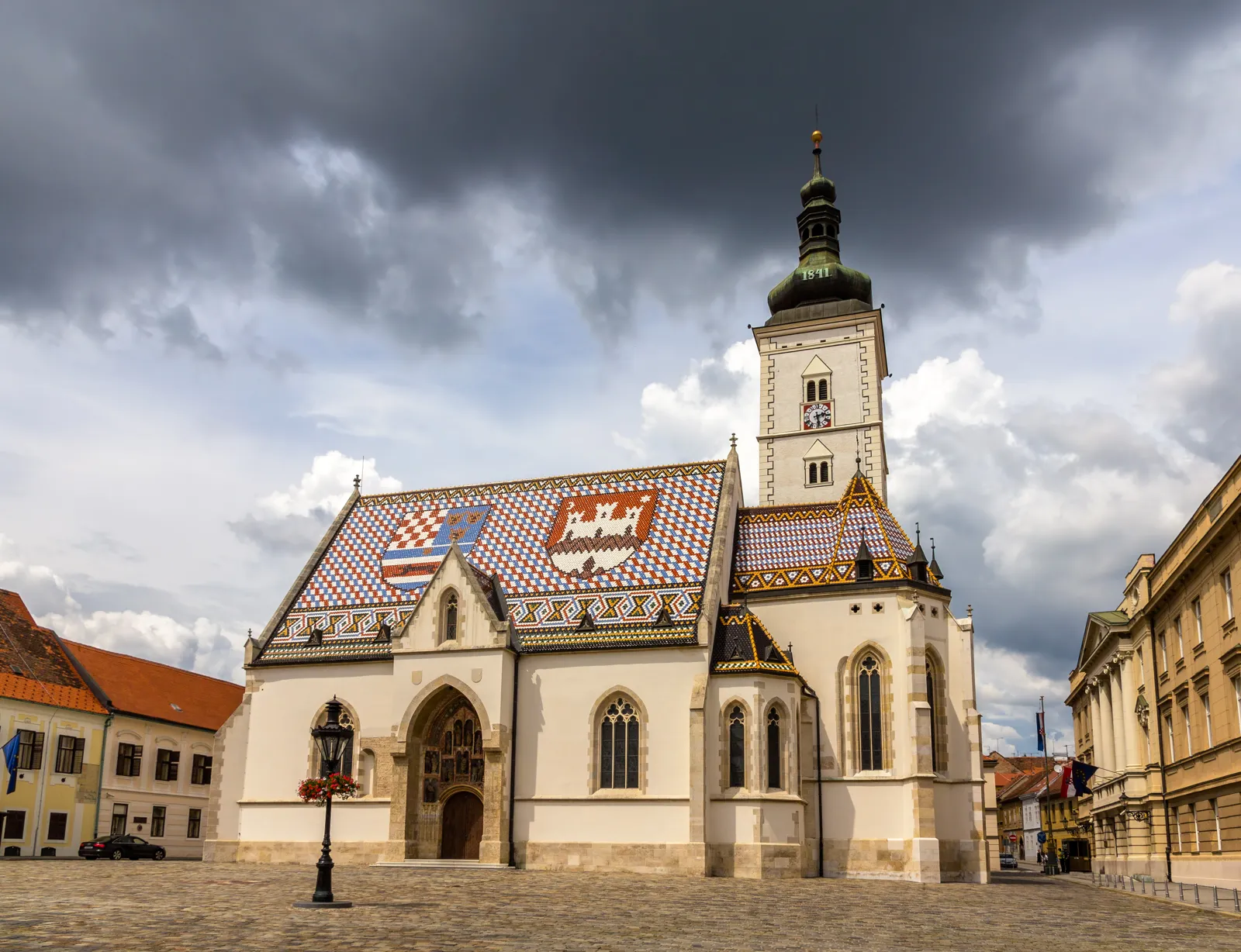 Que faire à Zagreb : incontournables, Avent et excursion à Plitvice L'église Saint-Marc de Zagreb et son toit de tuiles colorées aux armoiries