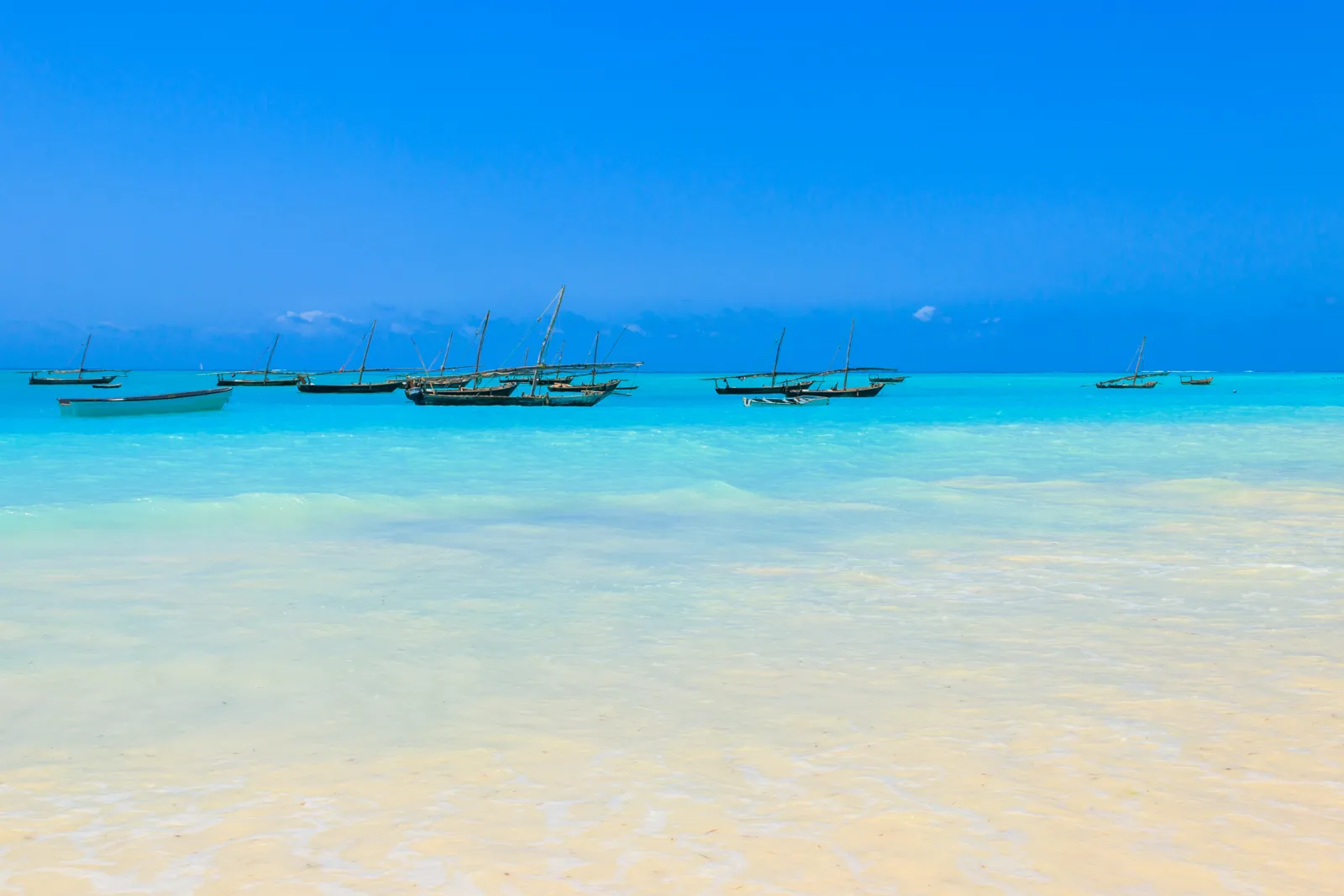 Zanzibar : que voir, quelle côte choisir, où dormir et budget Plage de Nungwi et boutres traditionnels en bois sur l'océan Indien, à Zanzibar