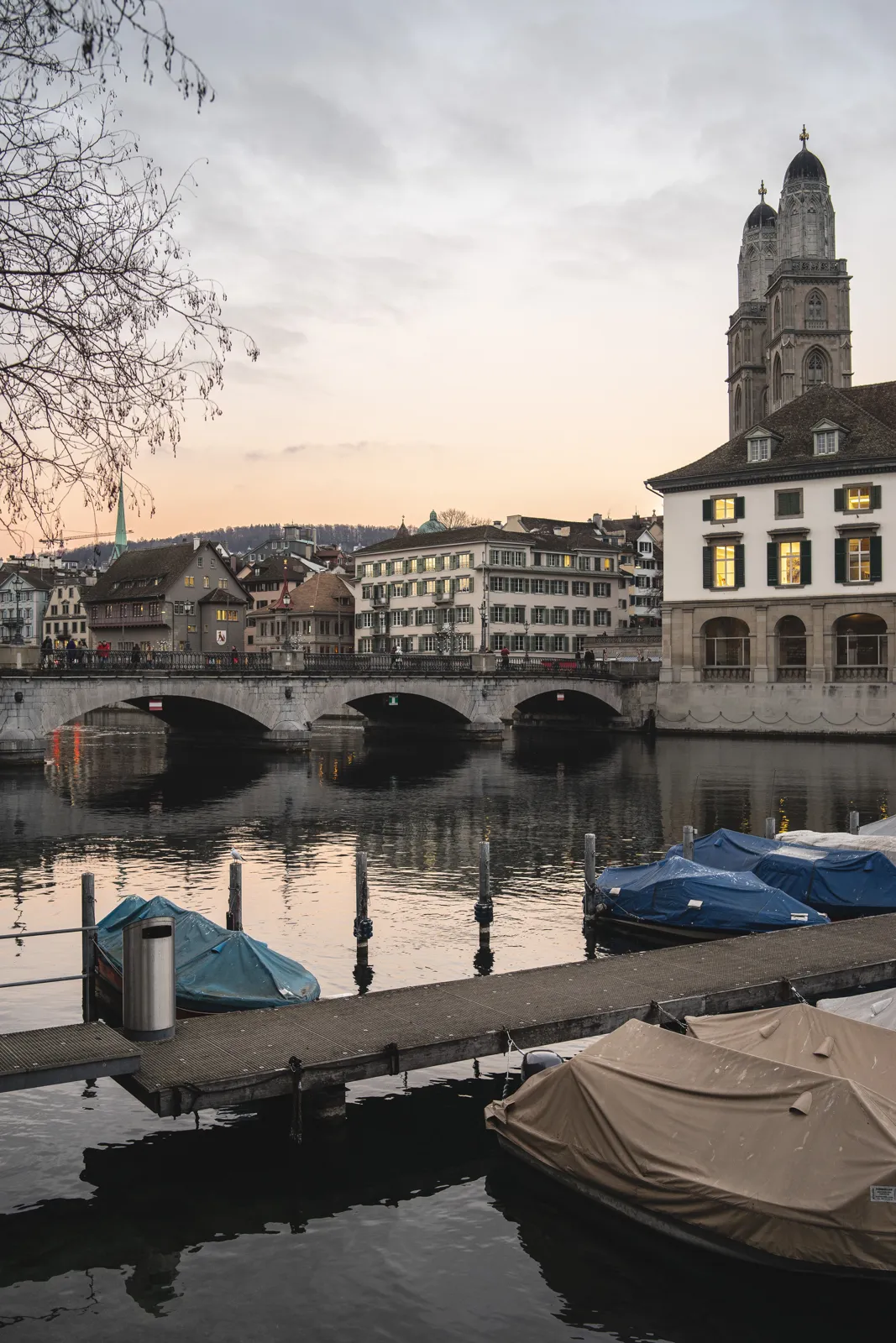 Visiter Zurich : vieille ville, lac et vitraux de Chagall Münsterbrücke sur la Limmat à Zurich